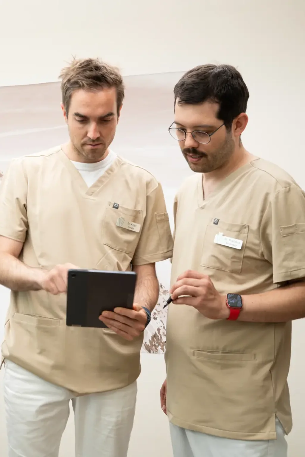 Dr. Kilian Fetzer und Dr. Thaddäus Rauneker bei der gemeinsamen Behandlungsplanung